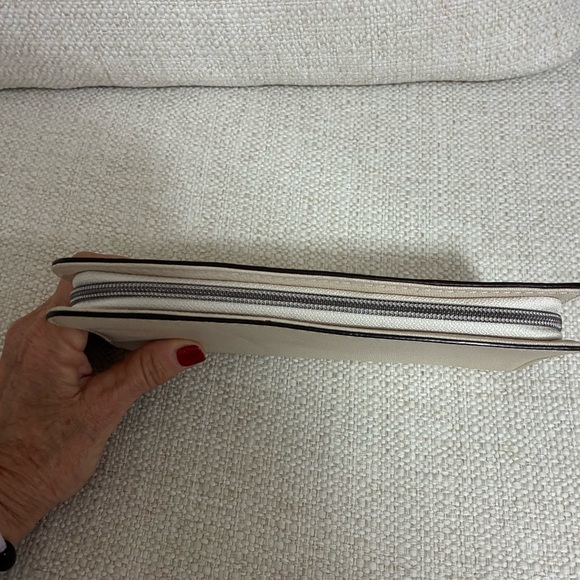 Michael Kors EUC Hamilton Traveler zip-around wallet cream/buff pebbled leather - Picture 8 of 15